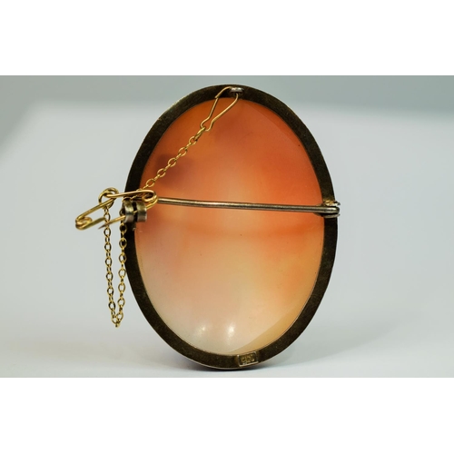 350 - large 9ct Cameo Brooch with 9ct yellow gold mount, safety chain and metal pin, can be worn as pendan... 