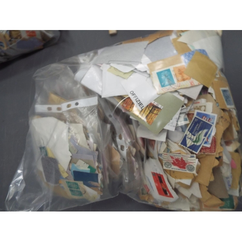 307 - 2.1kg of world and GB loose stamps