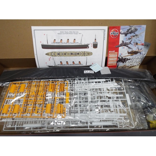 444 - Airfix 1:400 scale boxed kit form model of the Titanic. Parts are contained in plastic bags within t... 