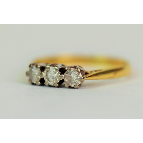 543 - 18ct Yellow Gold Ring set with triple Diamonds, set with Three 0.11 Diamonds, Approx 0.33pts.  Finge... 