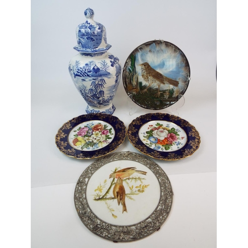 259 - Large Masons lidded jar in the willow pattern (a/f), a feather collage bird plate, limoges plates et... 