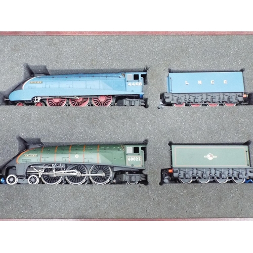 397 - Bachmann Branchline 00 Scale models of the Mallard in two colours. With COA. Comes in foam lined woo... 