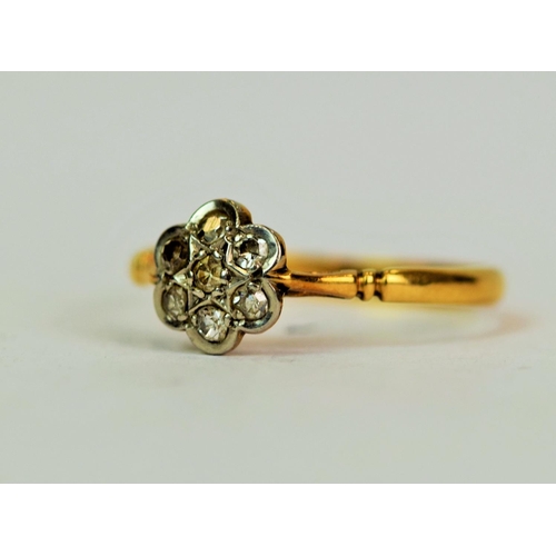 569 - 18ct Yellow Gold Ring set with seven Diamonds set in a Flower pattern on a Platinum mount.   Each Di... 