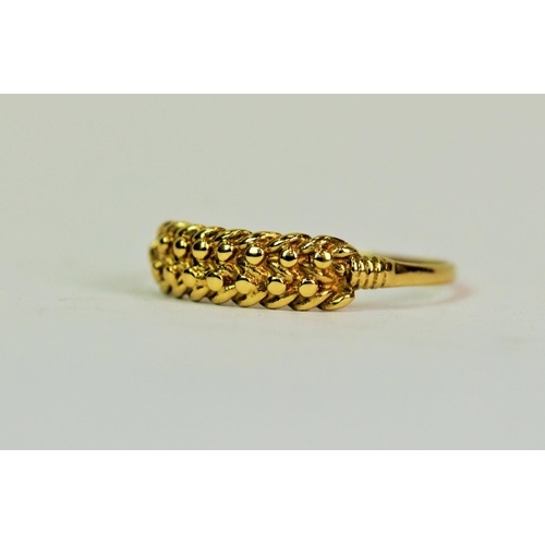 580 - 9ct Yellow Gold ring with a wheat ear decoration. Finger size 'M'  1.1g