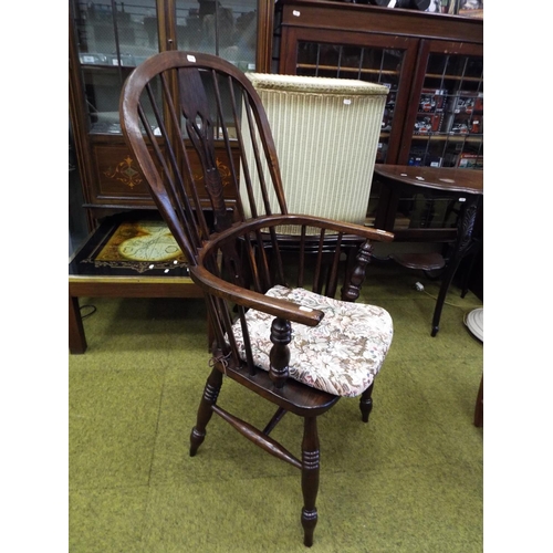 1004 - Windsor wheelbacked chair with turned legs and carved splat. Very good condition,. See photos.