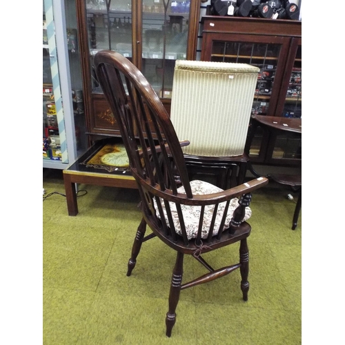 1004 - Windsor wheelbacked chair with turned legs and carved splat. Very good condition,. See photos.