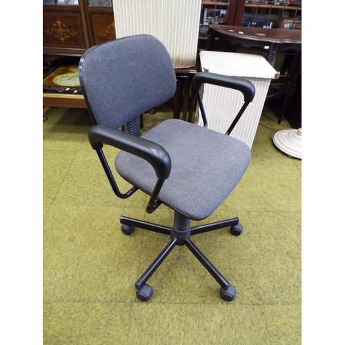 1006 - Computer chair with five castors adjustable height. See photos