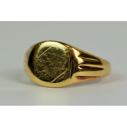 519a - 9ct Yellow Gold Signet ring.  Finger size 'S'  4.8g