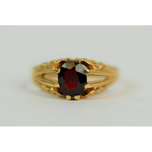 508a - 9ct Yellow Gold ring set with a large Oval Garnet (9 x 7mm) Finger size 'Y'    4.1g