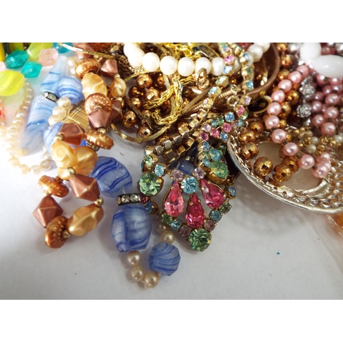 841 - Large selection of costume jewelley.