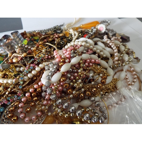 841 - Large selection of costume jewelley.