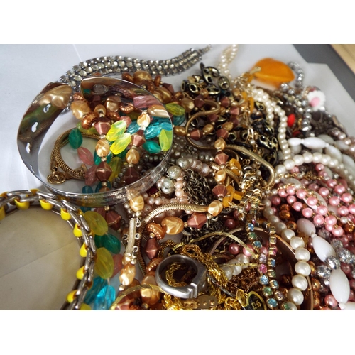 841 - Large selection of costume jewelley.