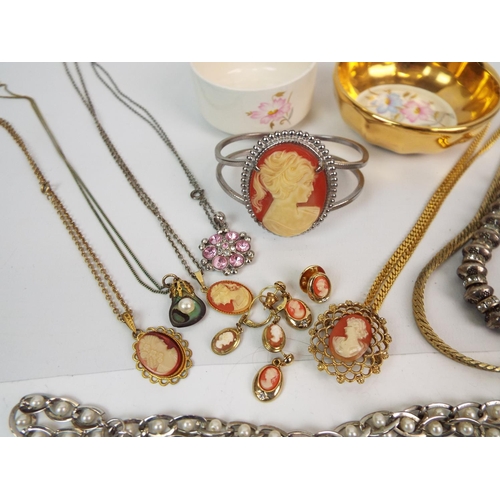 846 - Mixed costume jewellery lot with lots of cameo items.