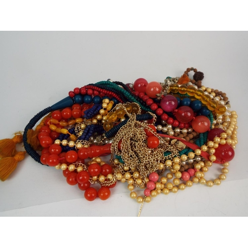 863 - Bag of beaded costume jewellery necklaces.