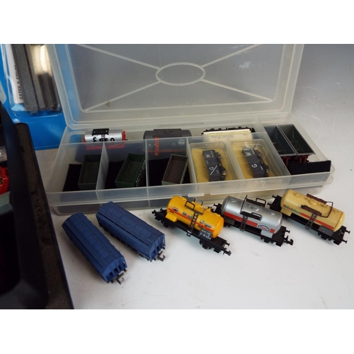 1244 - Selection of OOO gauge carriages and miniature railway accessories.