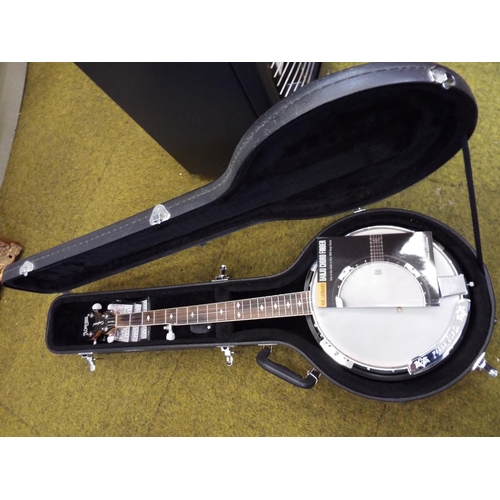 1124 - A Tanglewood union series TWB 18 M5 banjo in excellent condtion in case.