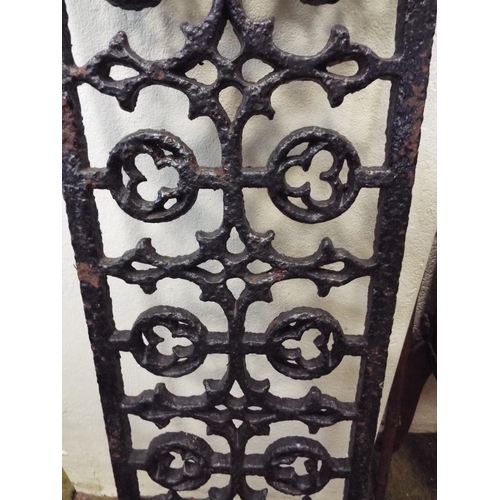 1126 - Cast iron vintage trellis which measures 35