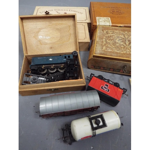 1330 - Various empty cigar boxes, a Sheaffer italic pen and some model train related items.