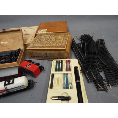 1330 - Various empty cigar boxes, a Sheaffer italic pen and some model train related items.