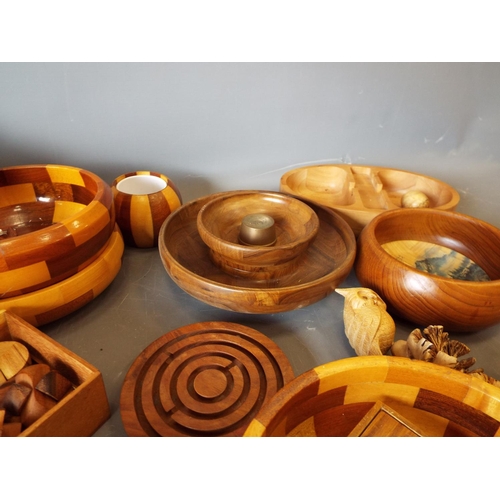 1368 - Large lot of good quality wooden treen bowls etc.