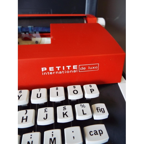 1373 - A petite international de lux type writer in case.