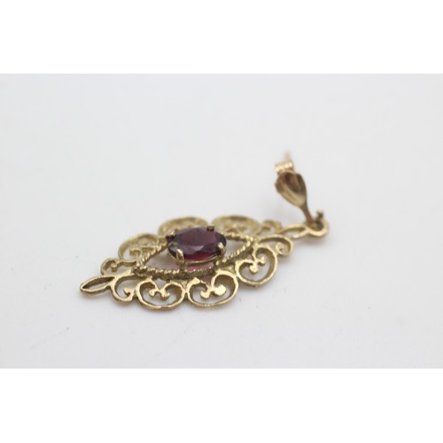 590a - 9ct gold garnet ornate drop earrings (2g)        195825