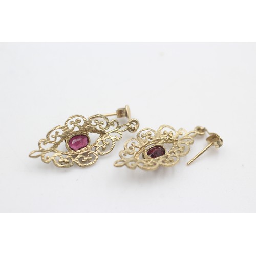 590a - 9ct gold garnet ornate drop earrings (2g)        195825