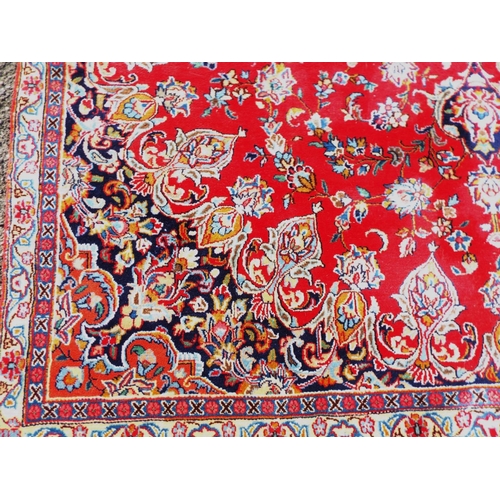 952a - Large room sized patterned rug measuring approx 7'ft 6 inches x 9ft. Overal in very good condition a... 