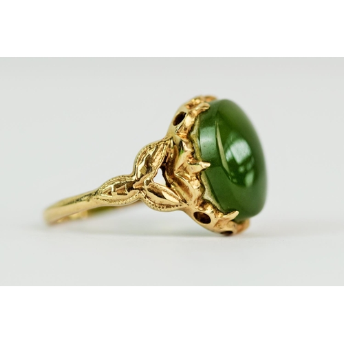 110 - 9ct Yellow Gold ring set with a Green Onyx Cabouchon.(12 x 8 mm) Hallmarked rubbed but just visable.... 