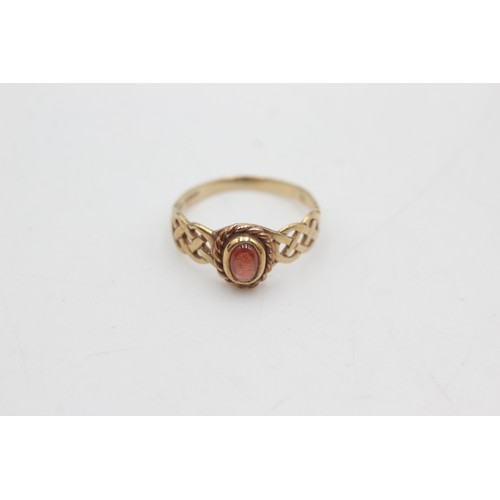 52 - 9ct gold garnet solitaire openwork weave shoulders ring (2.6g)       835547