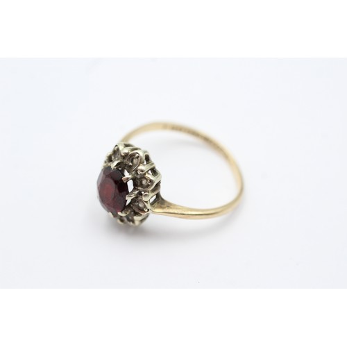 66 - 9ct gold garnet & clear gemstone halo ring (2.6g)        9385