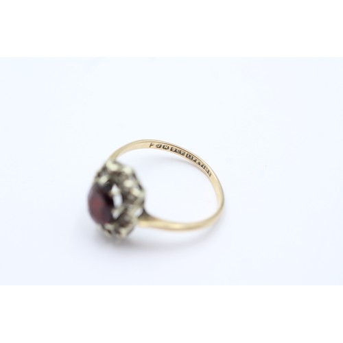 66 - 9ct gold garnet & clear gemstone halo ring (2.6g)        9385