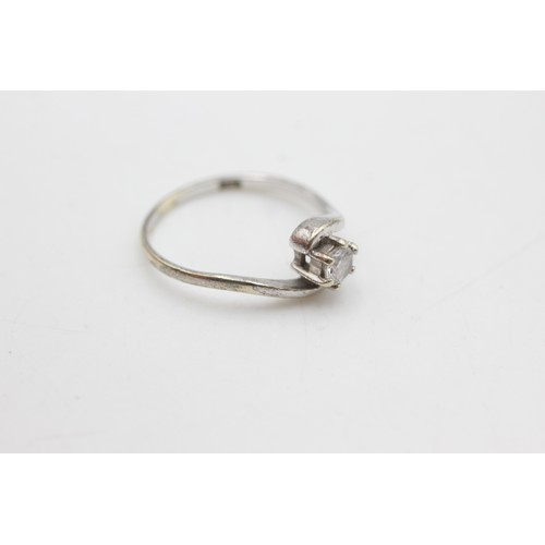 69 - 9ct white gold clear gemstone twist setting soliatire ring (1.6g)         1841