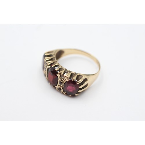 86 - 9ct gold garnet & clear gemstone gypsy setting nine stone ring (4g)         4631