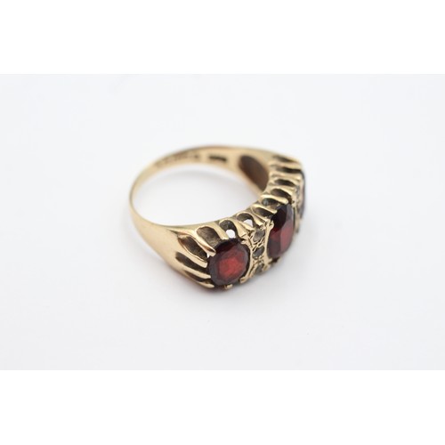 86 - 9ct gold garnet & clear gemstone gypsy setting nine stone ring (4g)         4631