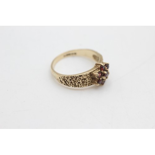 94 - 9ct gold vintage garnet floral cluster ring (3.3g)         3673