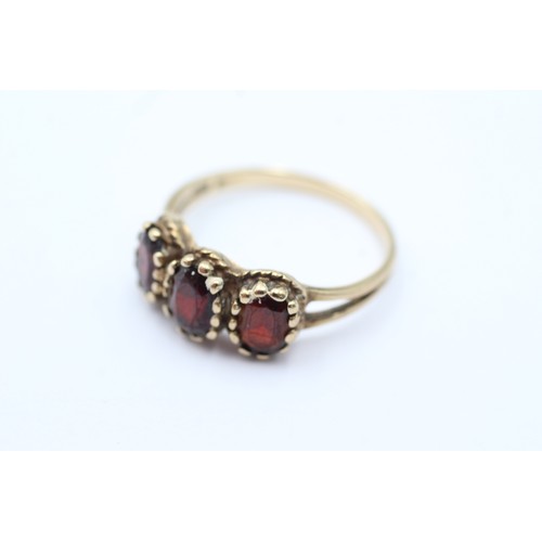 100 - 9ct gold vintage garnet trilogy dress ring (3.2g)         6983