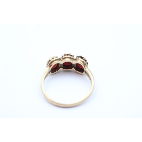 100 - 9ct gold vintage garnet trilogy dress ring (3.2g)         6983