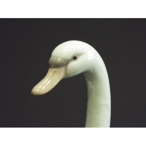 292 - Large Lladro figurine of a swan 8.5