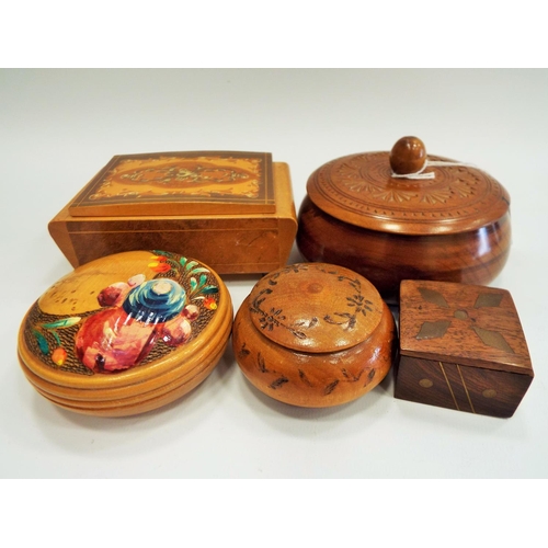 513 - Selection of wooden trinket boxes.