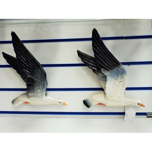 514 - Pair of Beswick seagull wall plaques model no 922-1 Repair to one beak. very well done repair, hardl... 