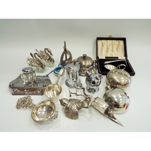 527 - Interesting mixed lot of silver plated items to include cigar cutter, tea strainer etc.