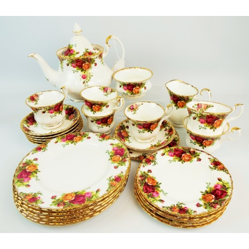 542 - Royal Albert Old Country roses tea set 26 pieces in total.