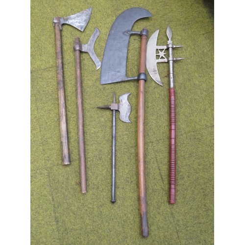 1399 - Selection of replica medieval weapons for wall hanging decoration. the longest item measures 47 inch... 