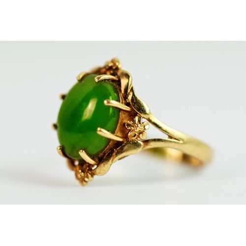 210 - 9ct Yellow Gold ring set with a large Oval Green Agate stone with flower set clasp. Finger size 'O-5... 