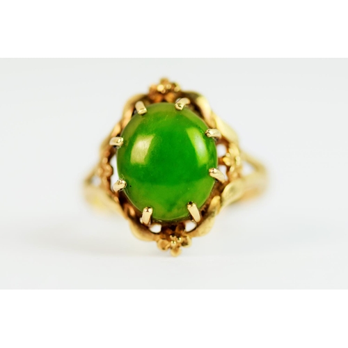 210 - 9ct Yellow Gold ring set with a large Oval Green Agate stone with flower set clasp. Finger size 'O-5... 