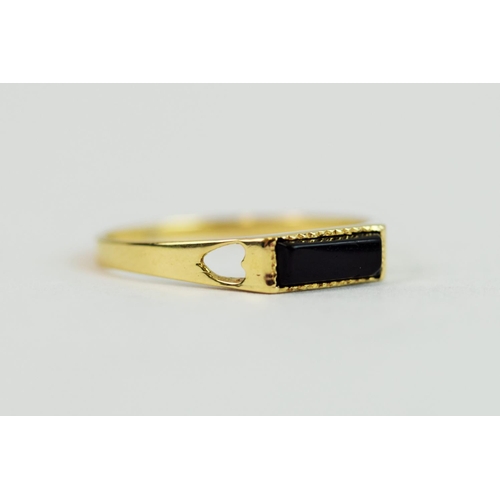 226 - 9ct Yellow Gold ring set with a dark oblong stone (possibly Jet?)   Finger size 'N-5'   0.9g