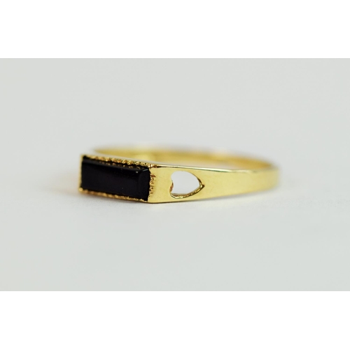 226 - 9ct Yellow Gold ring set with a dark oblong stone (possibly Jet?)   Finger size 'N-5'   0.9g