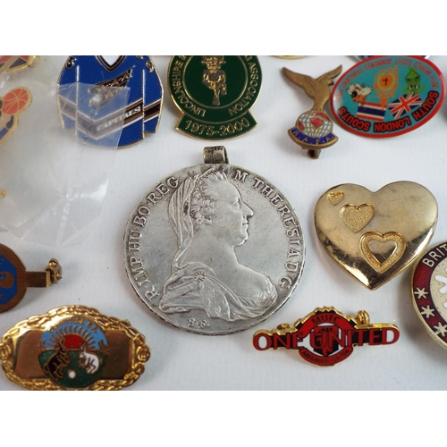 365 - Selection of Enamel Badges, Pendant coin, Golly badges., see photos