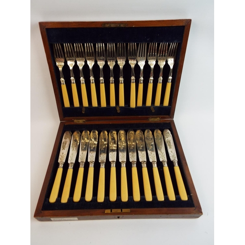 373 - Set of EPNS Fish servers with original wooden case. See photos.